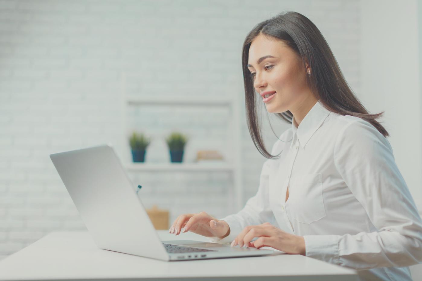 Teilnehmende beim gemeinsamen Arbeiten an einer Web-Design-Aufgabe